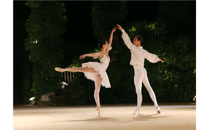 В Варне международный конкурс артистов балета проходит на балетном полу Арлекин.